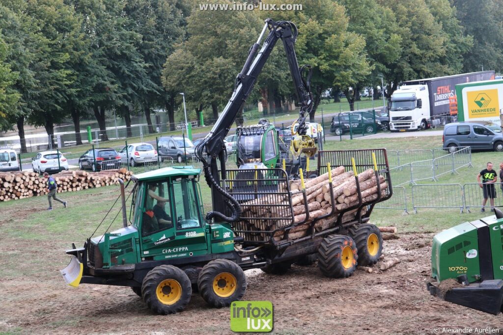 Foire de Sedan (Ardennes) : matériel agricole et forestier en démonstration sur le site