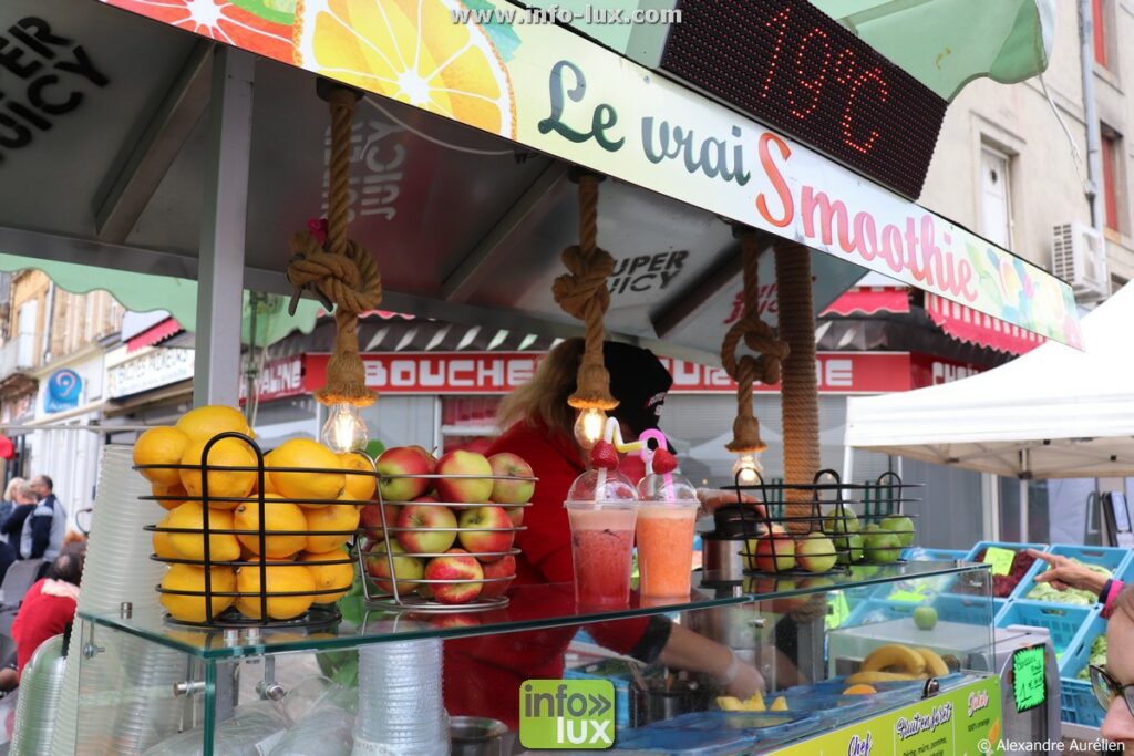 Foire de Sedan (Ardennes) : un stand de jus de fruits pressés dans les allées de la foire