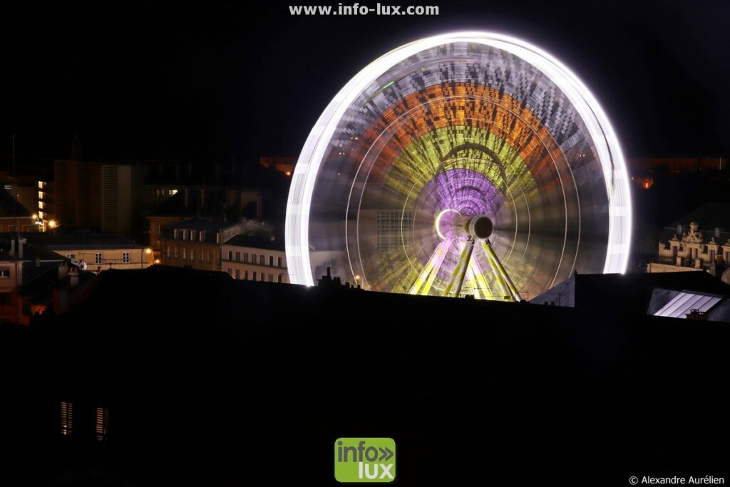 Foire de Sedan (Ardennes) : la grande roue de la fête foraine, le soir, au-dessus de sedan