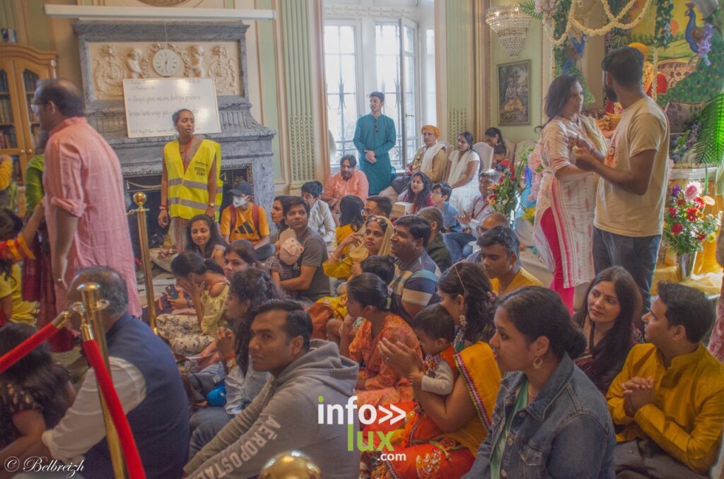 Durbuy > Fête hindoue > Photos Jour spécial ce 21 août 2022 à Radhadesh au Château de la Petite Somme de Durbuy, c'était la fête de l'apparition de la naissance de Krishna, la fête des plus importante de l'hindouisme et jour férié en Inde.