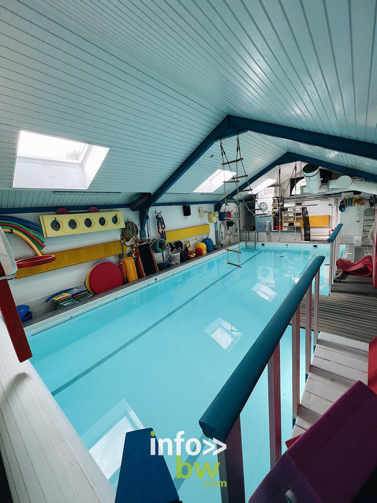 L'asbl Aquavirage organise des stages de natation pour enfants de 0 à 12 ans, pendant les deux semaines du congé d'automne (Toussaint), du  24 octobre au 3 novembre, dans une piscine chauffée à 32°c à Dion-Valmont près de Wavre en Brabant wallon.