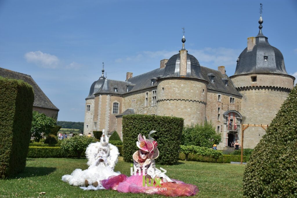 Le weekend des 22 et 23 juillet 2022, le Château de Lavaux-sainte-Anne en province de Namur a accueilli un grand rassemblement de costumes de carnaval vénitien.
