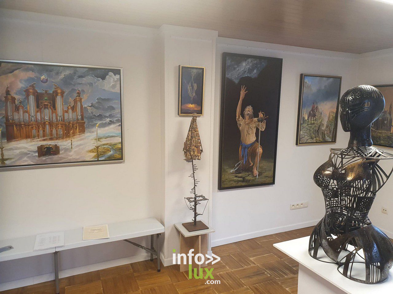 La Galerie du Cheval Blanc à Virton accueille une exposition de 7 artistes qui y exposent leurs œuvres fantastiques jusqu'au 25 septembre 2022.