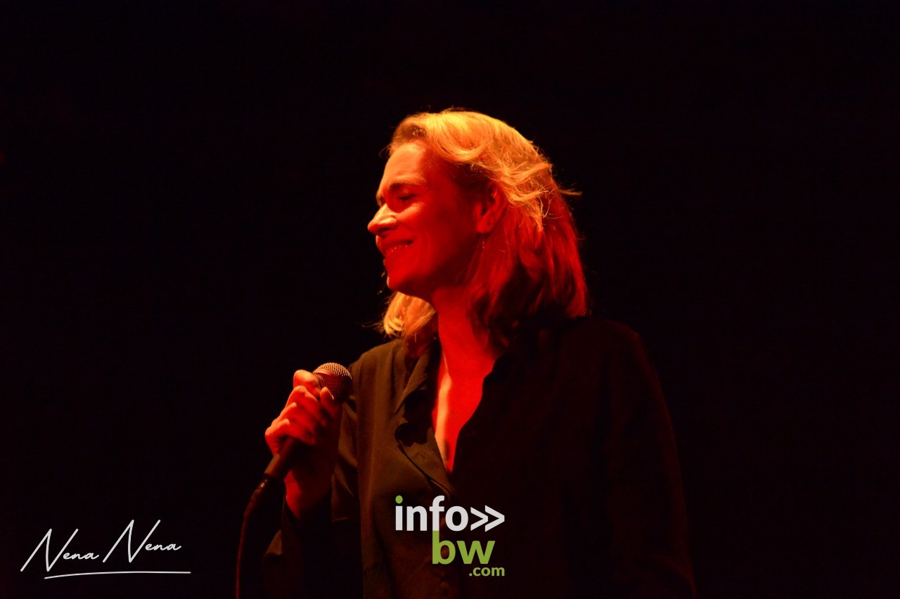 La chanteuse bruxelloise Karin Clercq était en concert à l'Académie de Musique de Braine l'Alleud le samedi 15 octobre dernier.