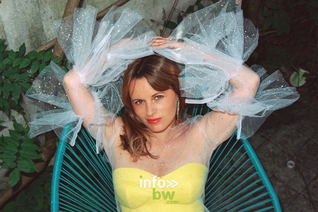 La chanteuse Paprika Kinski sort le clip du titre "Young, Broke & Fabulous" et son second EP.