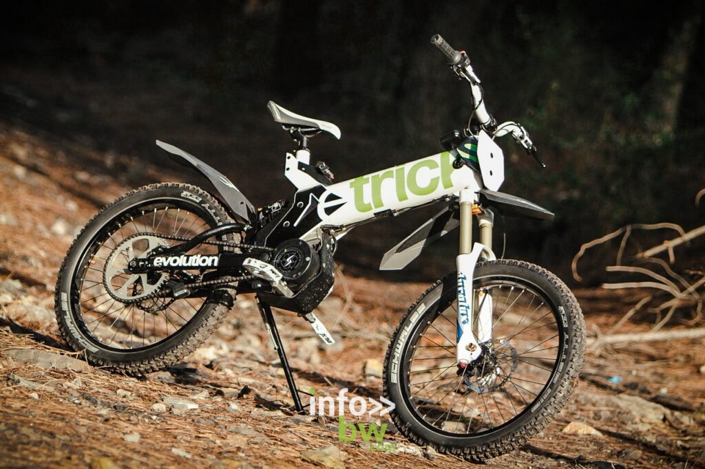 E-tricks > Entre VTT et Motocross Cette nouveauté dans le monde des deux roues est plein d'avantages.  En effet, le E-tricks est semblable à un VTT mais il est muni d'un moteur et on lui a enlevé les pédales.  C'est donc bien un deux roues motorisé et non un vélo à assistance électrique.