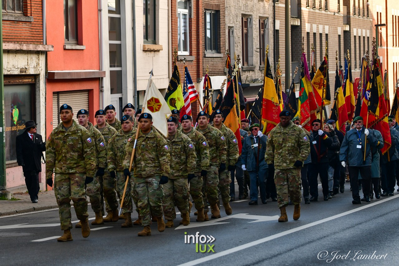 Militaires et porte-drapeaux au défilé du Nuts Weekend à Bastogne, en décembre 2022