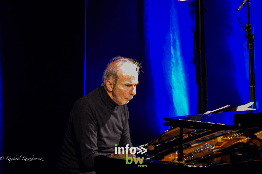 Ce dimanche 4 décembre 2022, Le Waux-Hall de Nivelles accueillait le spectacle Hymne à Maurane. Mariella Arnone au chant et Philippe Decock au piano ont proposé un tour de chant des plus belles chansons de Maurane, l'artiste belge disparue il y a tout juste cinq ans.