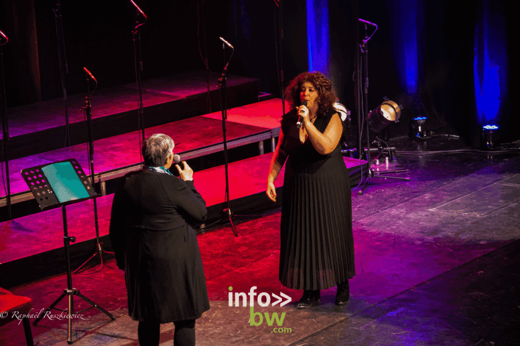 Ce dimanche 4 décembre 2022, Le Waux-Hall de Nivelles accueillait le spectacle Hymne à Maurane. Mariella Arnone au chant et Philippe Decock au piano ont proposé un tour de chant des plus belles chansons de Maurane, l'artiste belge disparue il y a tout juste cinq ans.