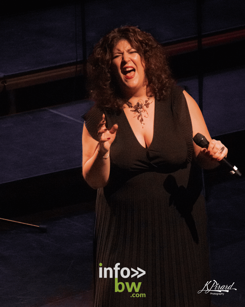 Ce dimanche 4 décembre 2022, Le Waux-Hall de Nivelles accueillait le spectacle Hymne à Maurane. Mariella Arnone au chant et Philippe Decock au piano ont proposé un tour de chant des plus belles chansons de Maurane, l'artiste belge disparue il y a tout juste cinq ans.