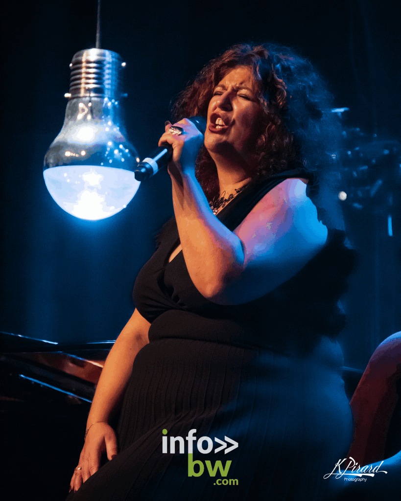 Ce vendredi 20 janvier 2023 à 20h00, le trio Mariella Arnone au chant, Philippe Decock au piano et Patrick Deltenre à la guitare se produira à La Louvière. Le spectacle qui s'intitule "Hymne à Maurane" se déroulera au Théâtre Central de la ville bientôt 5 ans après la disparition de l’une des plus grandes voix de la chanson française.