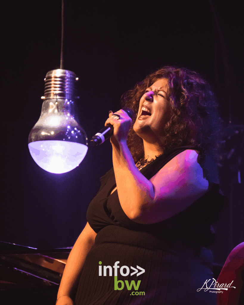 Ce dimanche 4 décembre 2022, Le Waux-Hall de Nivelles accueillait le spectacle Hymne à Maurane. Mariella Arnone au chant et Philippe Decock au piano ont proposé un tour de chant des plus belles chansons de Maurane, l'artiste belge disparue il y a tout juste cinq ans.
