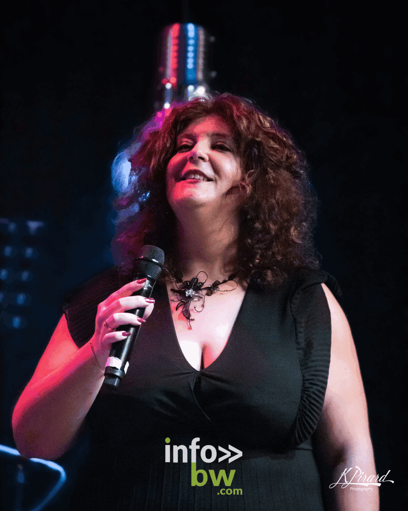 Ce dimanche 4 décembre 2022, Le Waux-Hall de Nivelles accueillait le spectacle Hymne à Maurane. Mariella Arnone au chant et Philippe Decock au piano ont proposé un tour de chant des plus belles chansons de Maurane, l'artiste belge disparue il y a tout juste cinq ans.