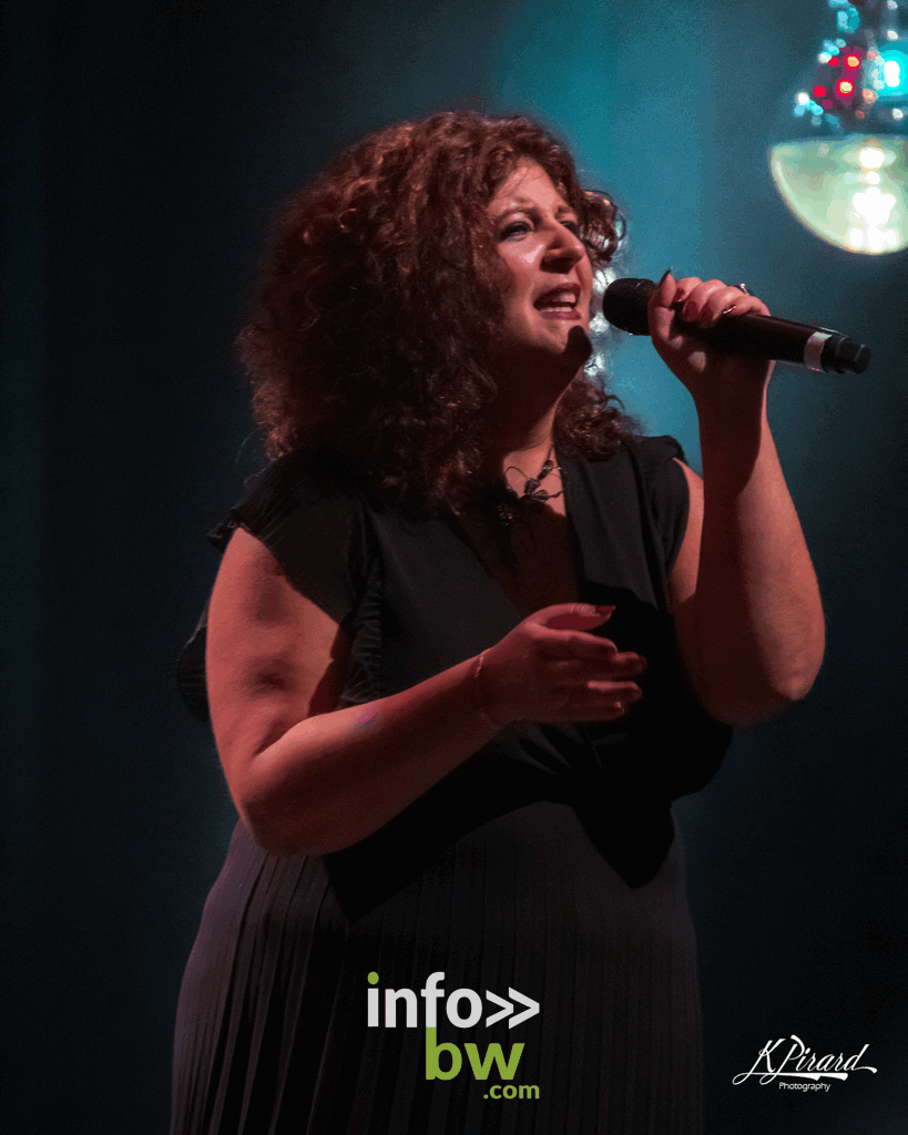 Ce dimanche 4 décembre 2022, Le Waux-Hall de Nivelles accueillait le spectacle Hymne à Maurane. Mariella Arnone au chant et Philippe Decock au piano ont proposé un tour de chant des plus belles chansons de Maurane, l'artiste belge disparue il y a tout juste cinq ans.