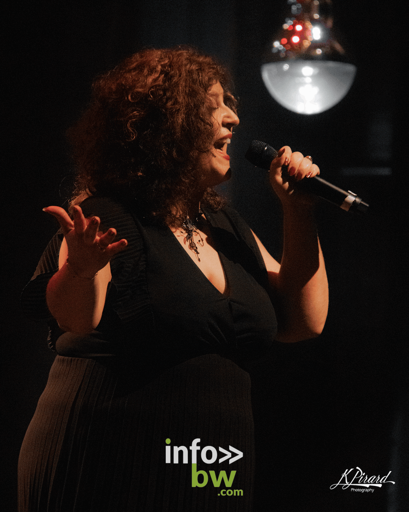 Ce dimanche 4 décembre 2022, Le Waux-Hall de Nivelles accueillait le spectacle Hymne à Maurane. Mariella Arnone au chant et Philippe Decock au piano ont proposé un tour de chant des plus belles chansons de Maurane, l'artiste belge disparue il y a tout juste cinq ans.