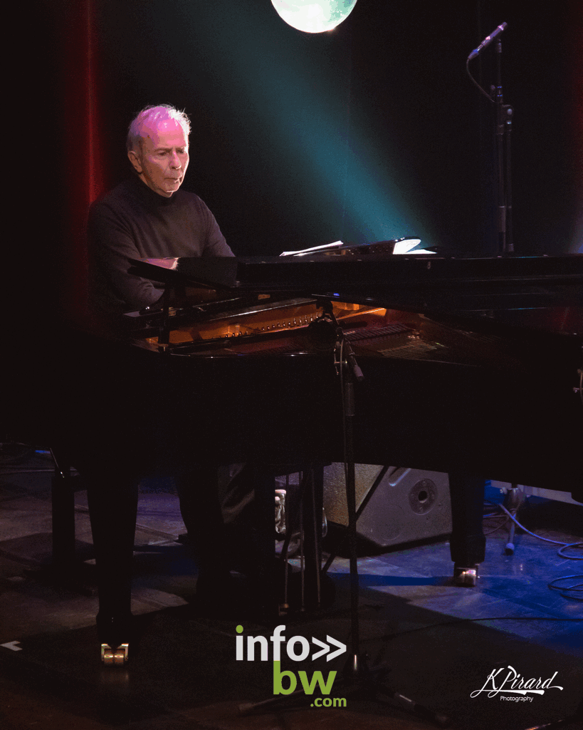 Ce dimanche 4 décembre 2022, Le Waux-Hall de Nivelles accueillait le spectacle Hymne à Maurane. Mariella Arnone au chant et Philippe Decock au piano ont proposé un tour de chant des plus belles chansons de Maurane, l'artiste belge disparue il y a tout juste cinq ans.