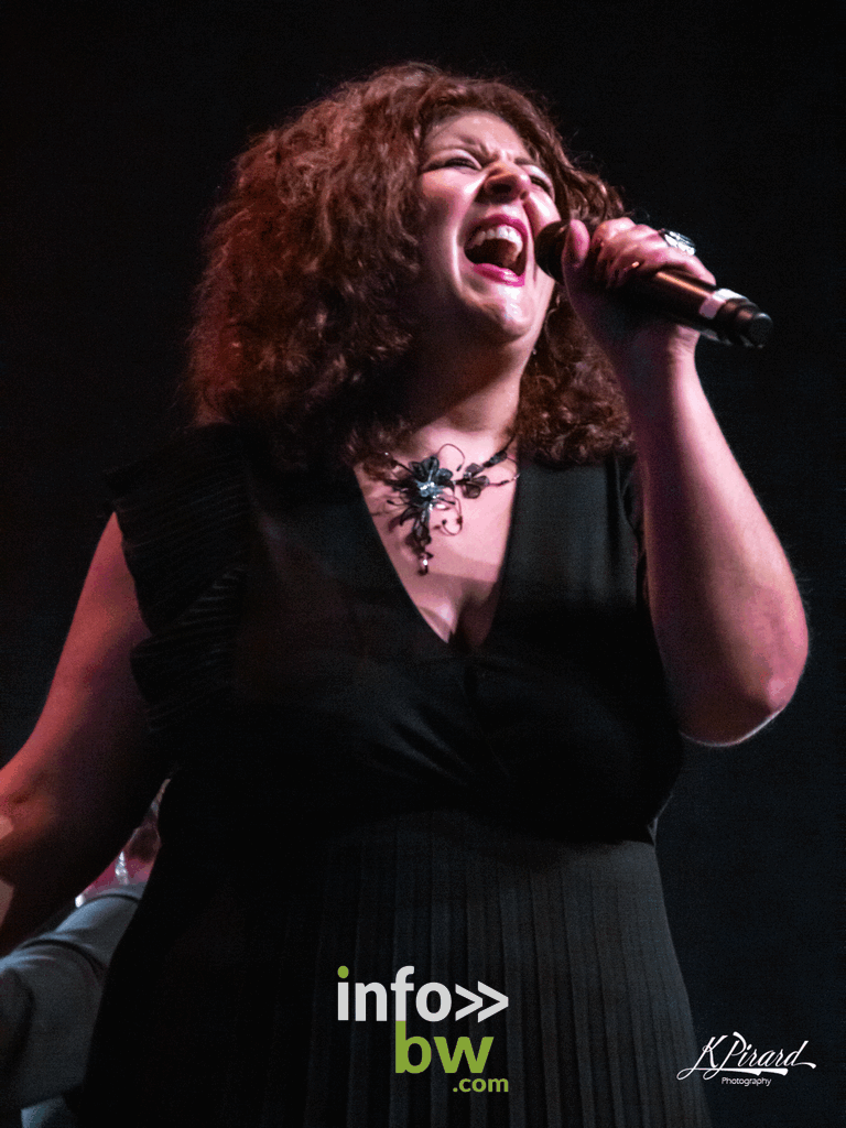 Ce dimanche 4 décembre 2022, Le Waux-Hall de Nivelles accueillait le spectacle Hymne à Maurane. Mariella Arnone au chant et Philippe Decock au piano ont proposé un tour de chant des plus belles chansons de Maurane, l'artiste belge disparue il y a tout juste cinq ans.