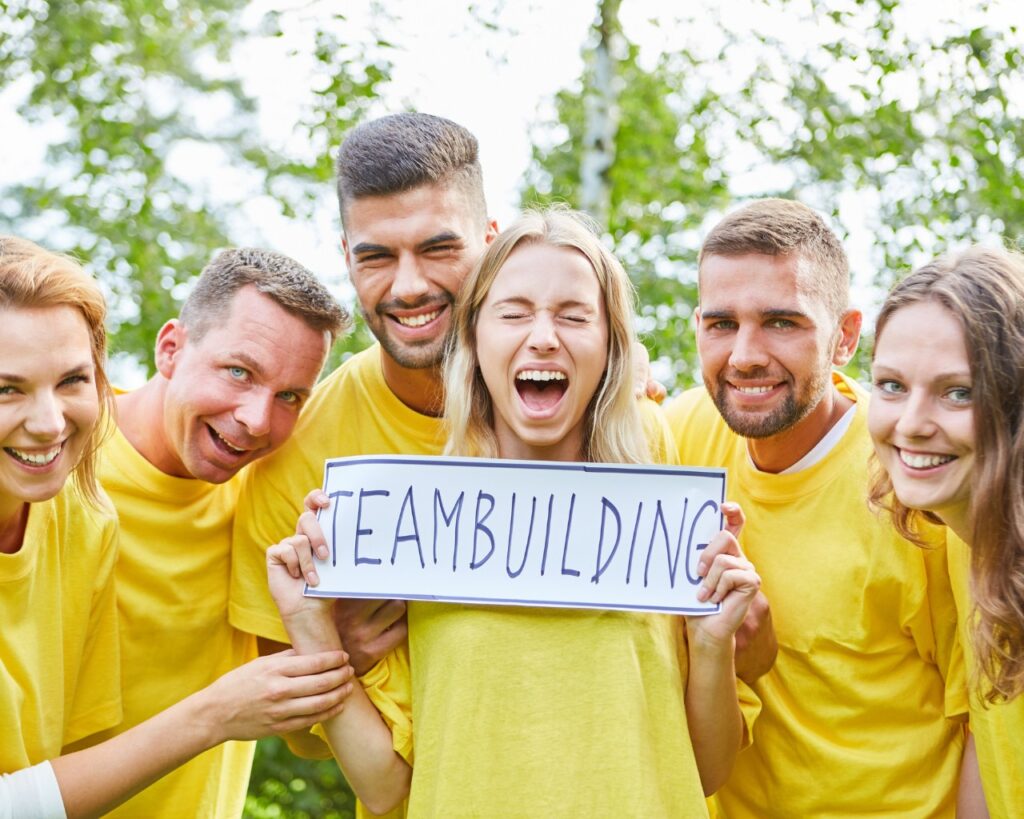 Un team building est une activité organisée pour renforcer la coopération, la communication et la motivation au sein d'une équipe de travail