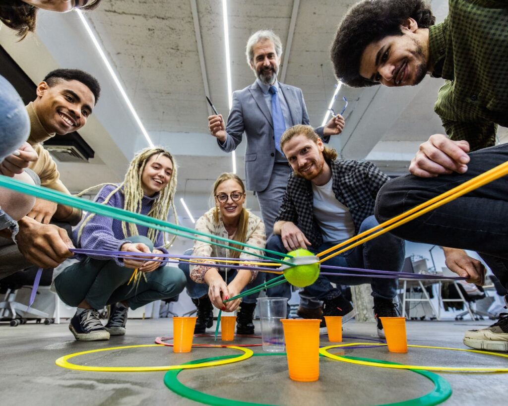 Un team building est une activité organisée pour renforcer la coopération, la communication et la motivation au sein d'une équipe de travail