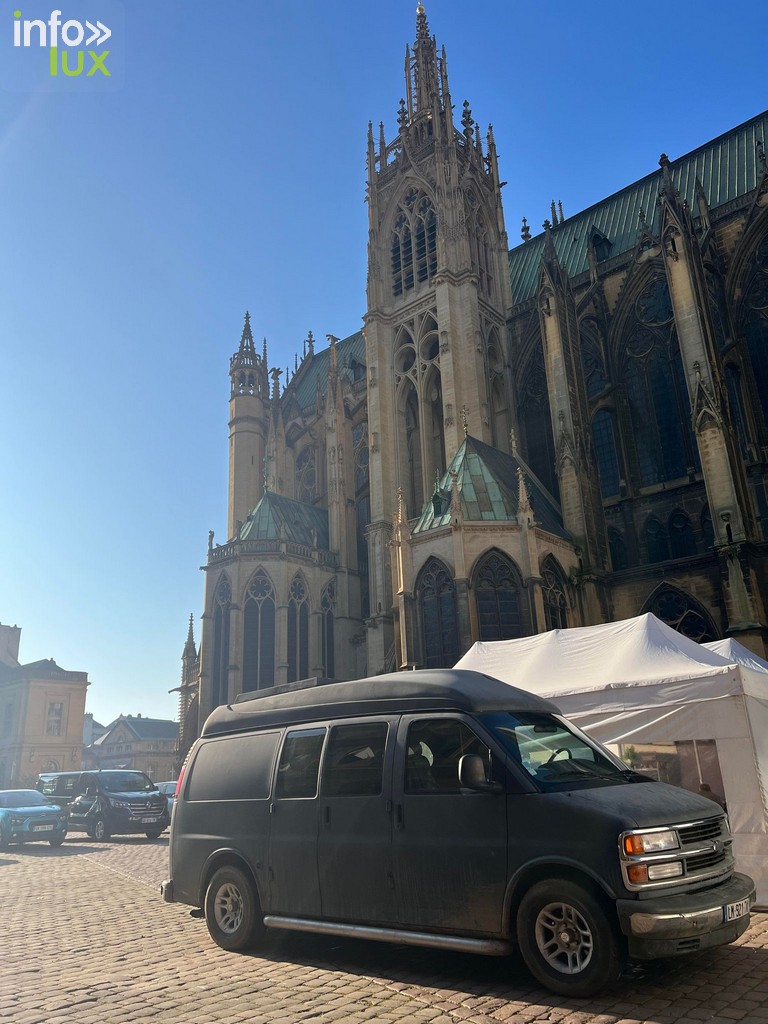 Tournage "Le voyageur" : l'incontournable van devant la cathédrale de Metz 