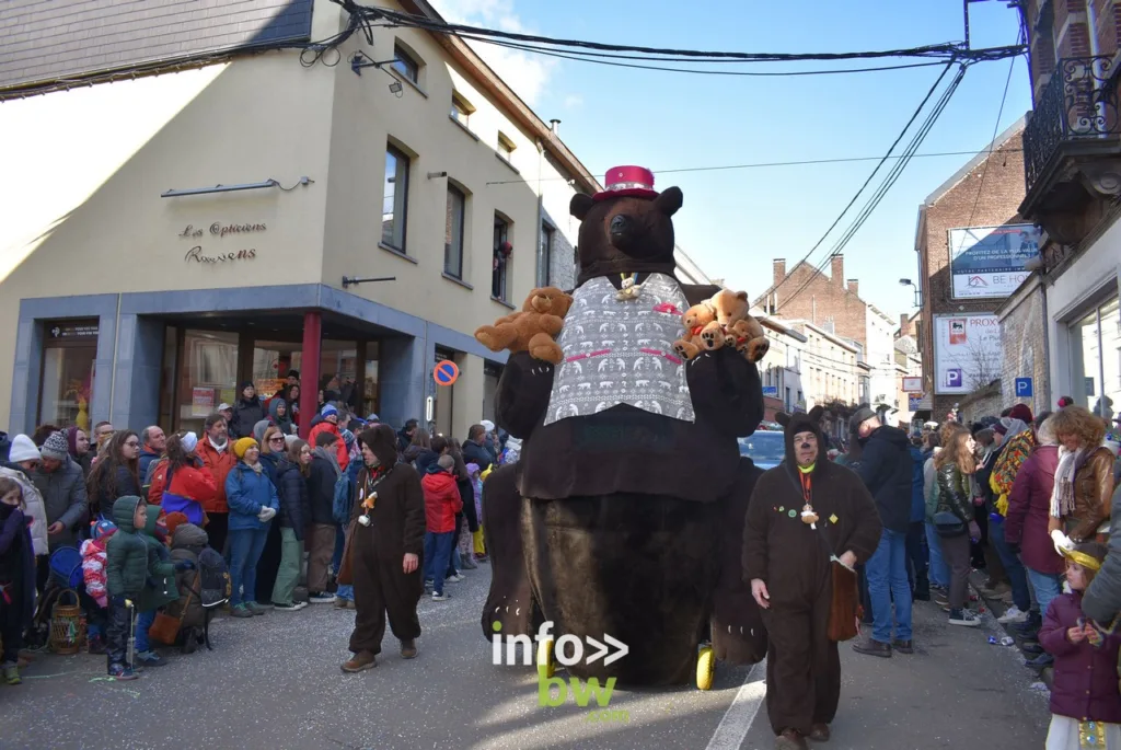 Retrouvez les photos du grand cortège et du défilé des sociétés de gilles, de paysannes et des fantaisie du carnaval de Nivelles