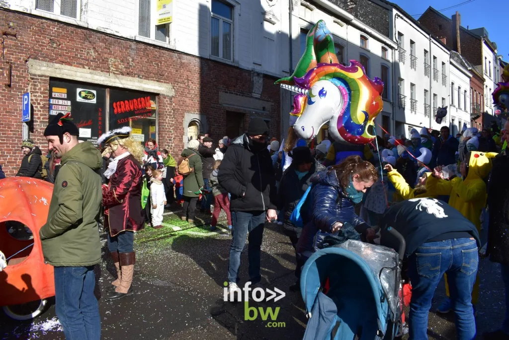 Le samedi du carnaval de Nivelles fait la place belle aux enfants...mais pas que!  Retrouvez les photos du cortège et de la première sortie des Miss'Guinguettes