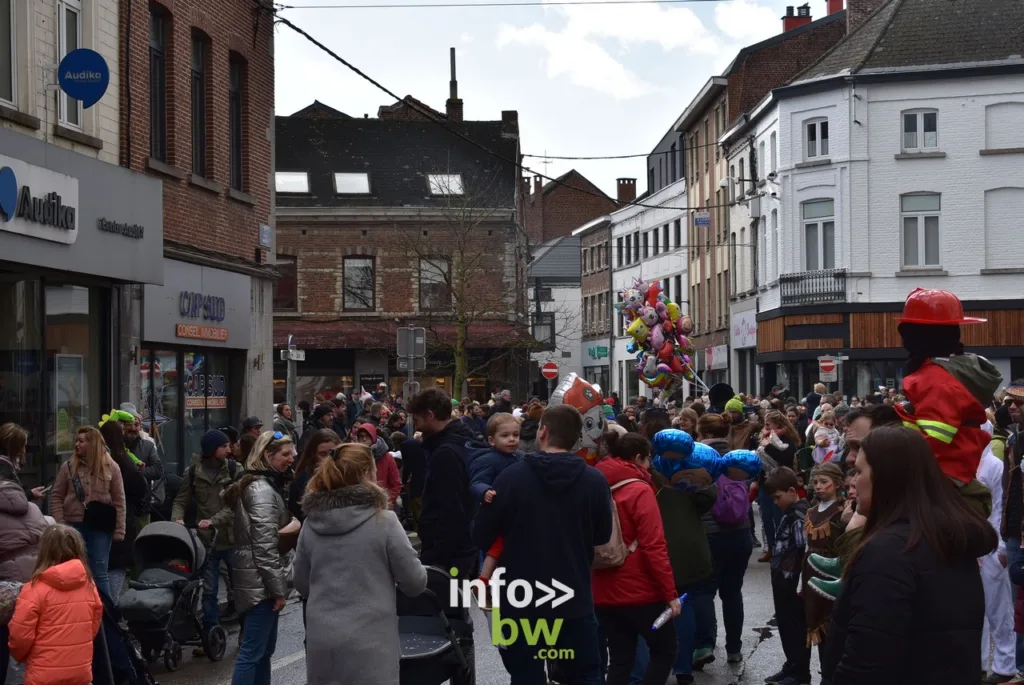 Le samedi du carnaval de Nivelles fait la place belle aux enfants...mais pas que!  Retrouvez les photos du cortège et de la première sortie des Miss'Guinguettes