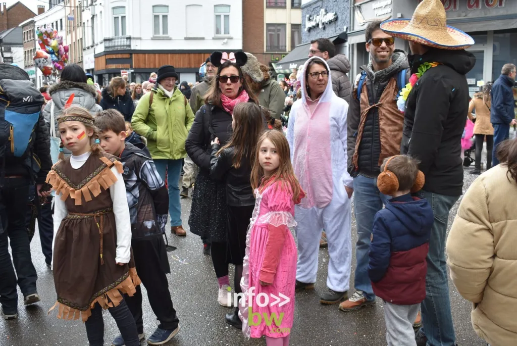 Le samedi du carnaval de Nivelles fait la place belle aux enfants...mais pas que! Retrouvez les photos du cortège et de la première sortie des Miss'Guinguettes