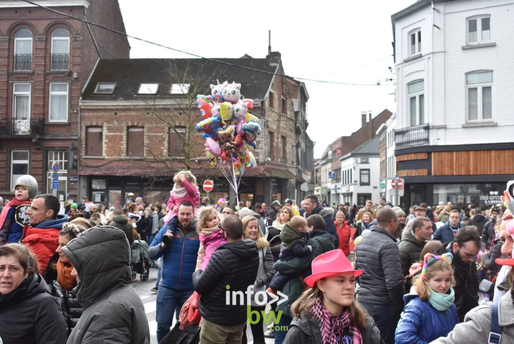 Le samedi du carnaval de Nivelles fait la place belle aux enfants...mais pas que!  Retrouvez les photos du cortège et de la première sortie des Miss'Guinguettes