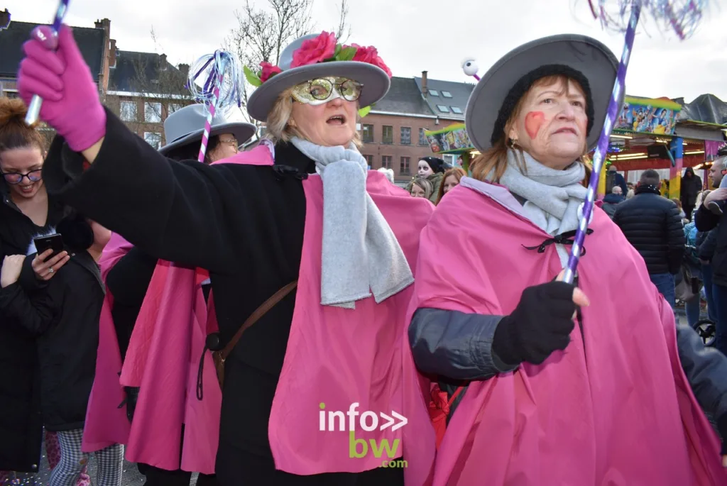 Le samedi du carnaval de Nivelles fait la place belle aux enfants...mais pas que!  Retrouvez les photos du cortège et de la première sortie des Miss'Guinguettes