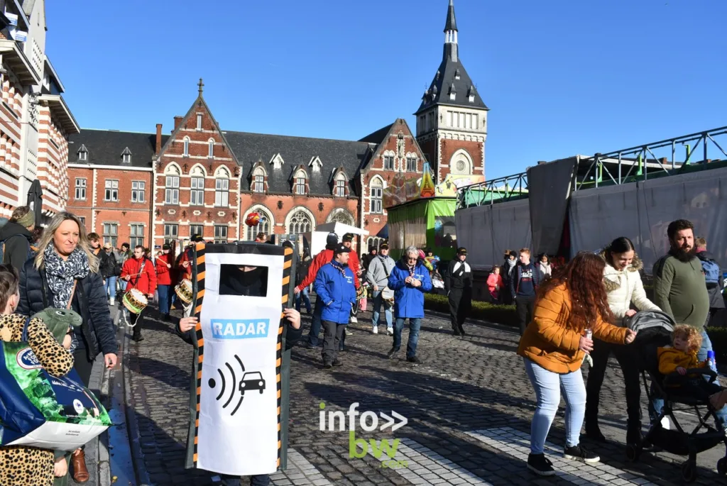 Le samedi du carnaval de Nivelles fait la place belle aux enfants...mais pas que!  Retrouvez les photos du cortège et de la première sortie des Miss'Guinguettes