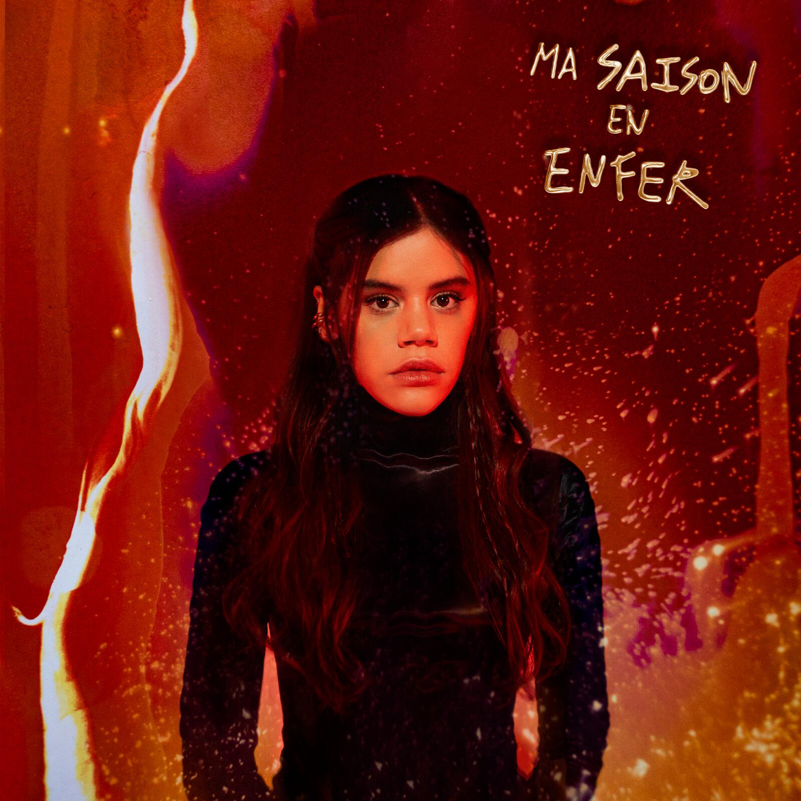 Couverture du nouvel EP de Rori "Ma saison en enfer". La chanteuse regarde fixement l'appareil entouré d'un décor de flamme.