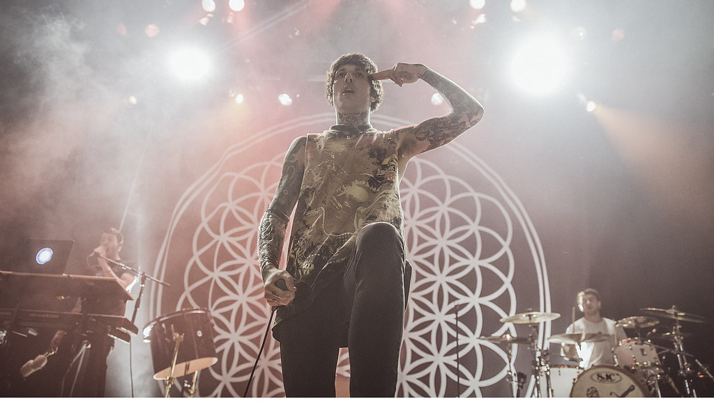 Photo du chanteur du groupe Oliver sykes lors de leur tournée pour l'album à succès Sempiternal