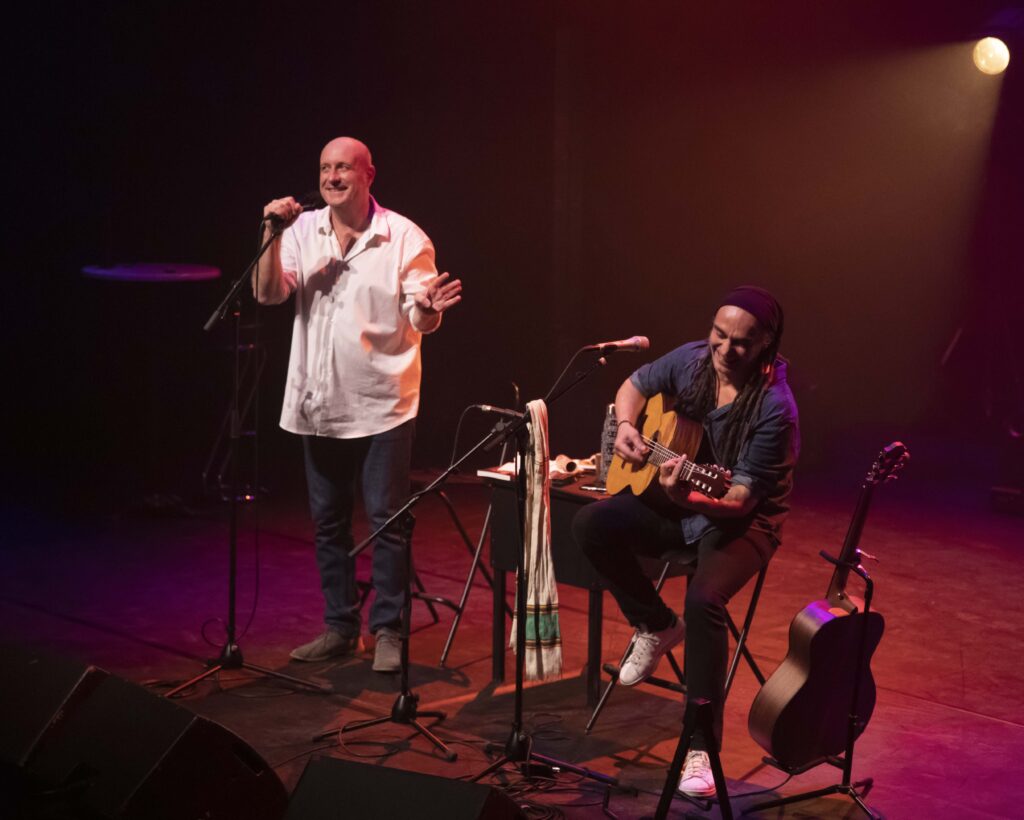 Mike et Riké sur scène pour le spectacle "souvenirs de saltimbanques"