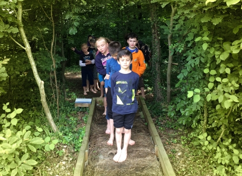 stage enfant en train de marcher pied nu