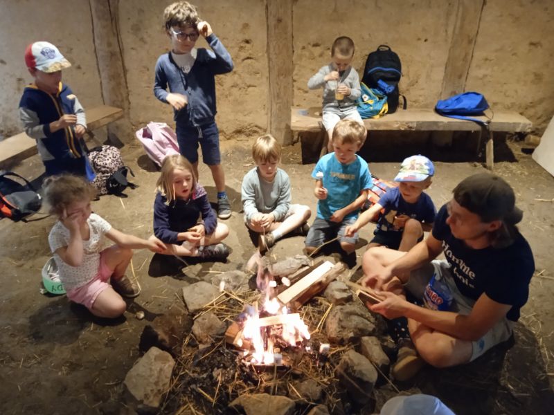 enfant faisant un feu de bois