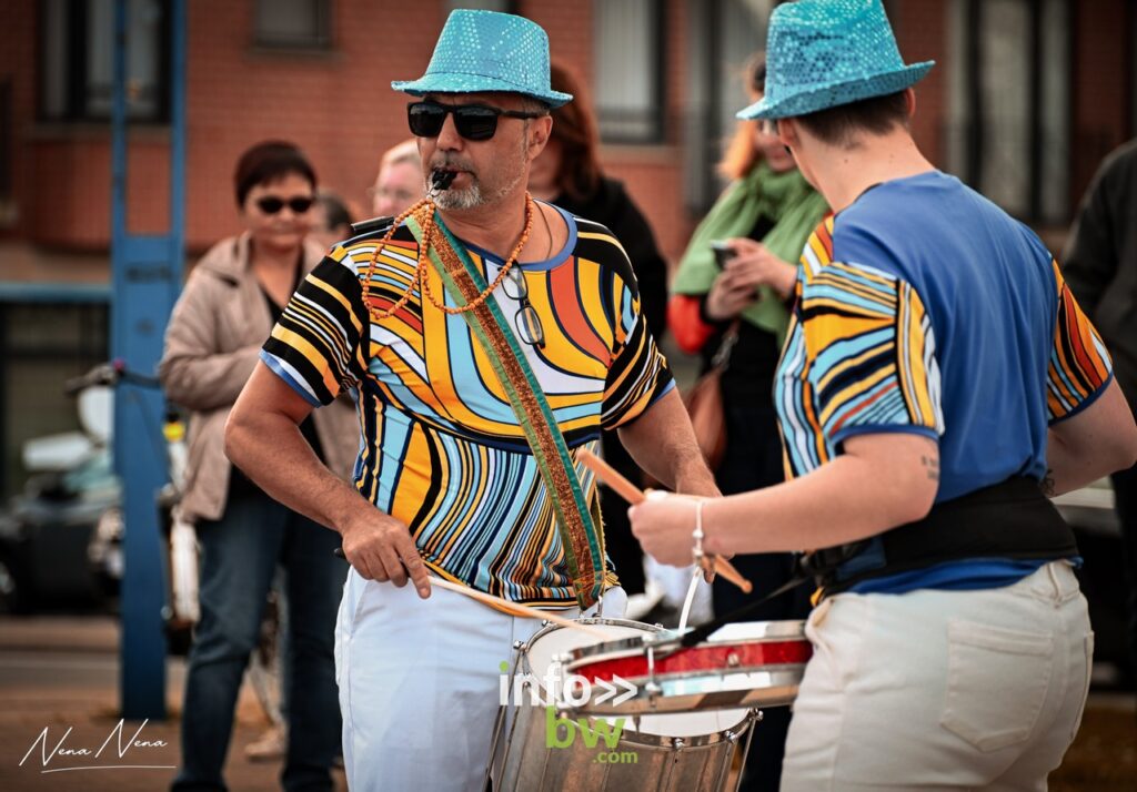 Vive le nouveau carnaval de Braine l'Alleud !  Les gilles, paysannes et les groupes fantaisies étaient à nouveau de sortie ce samedi 18 mars, après plus de 10 ans d'absence, pour le plus grand plaisir de tous les carnavaleux.