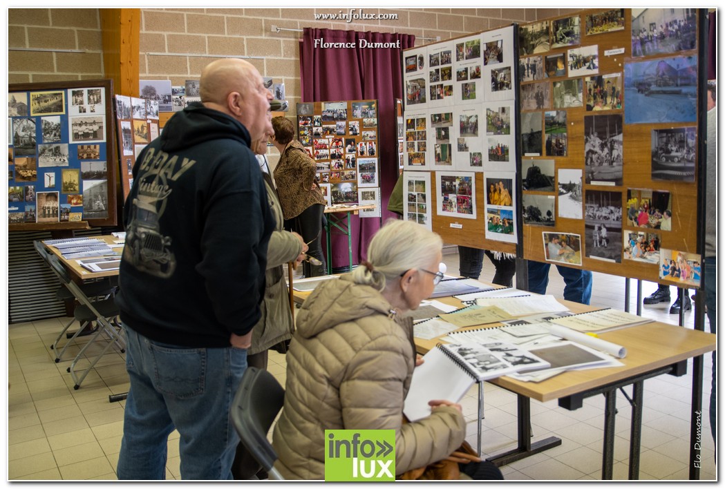 Visiteurs consultant photos et documents anciens à l’exposition de Fontenoille, Florenville
