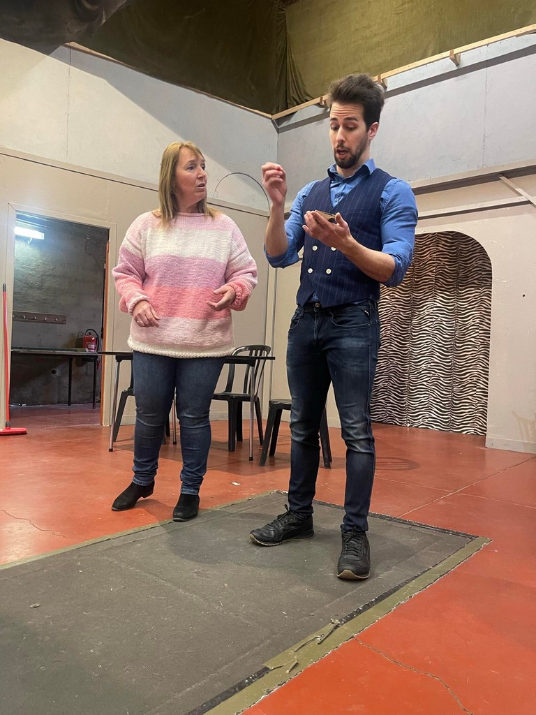 La Troupe Nivelles Renaissance Théâtre en est pleine répétition pour jouer la célèbre pièce bruxelloise de vaudeville "Bossemans et Coppenolle ! Une belle partie de rire en perspective !  Non peut-être!