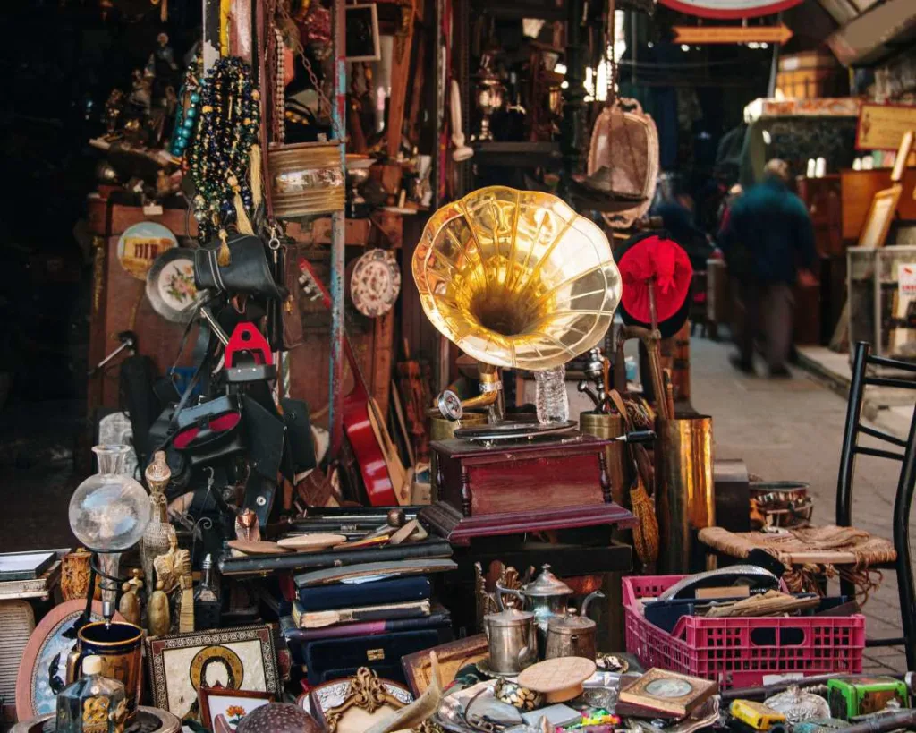 Près de 250.000 personnes se pressent chaque années à la Brocante des Quais à Charleroi!  Cette année, le rendez-vous est fixé le weekend des 24 et 25 juin!