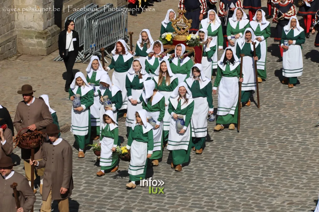 Enfants et familles pendant la Ducasse (photo 1, archives 2023)