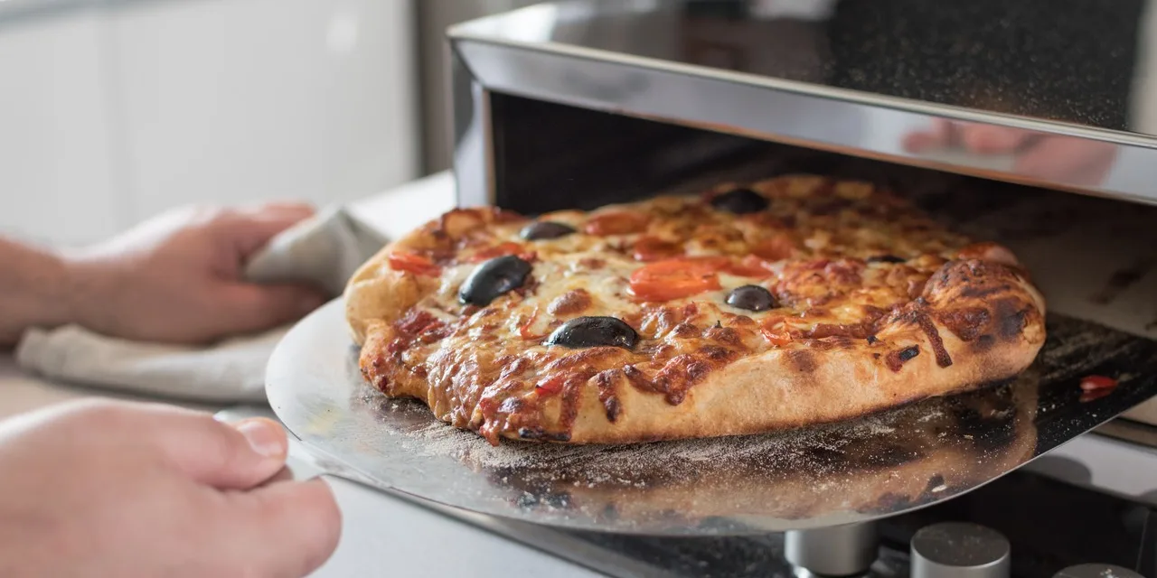 Four à pizza au bois, cuisson !