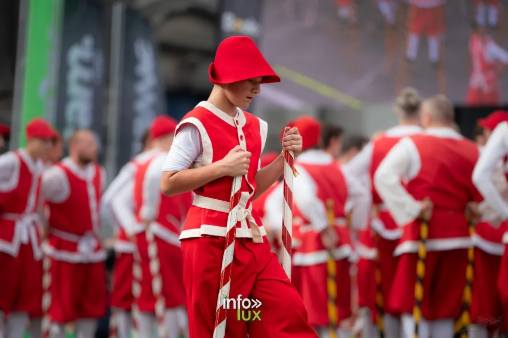 Namur > Fêtes de Wallonie > Photos avec les Échassiers