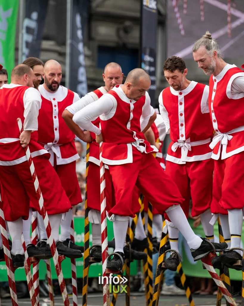 Namur > Fêtes de Wallonie > Photos avec les Échassiers