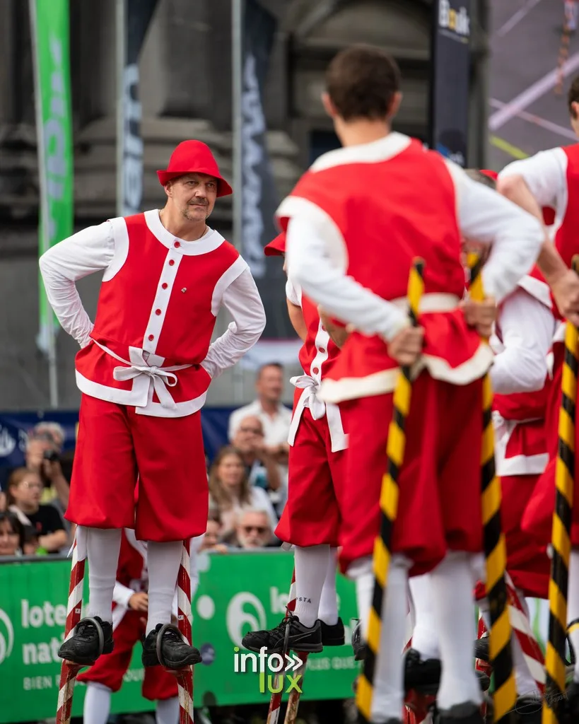 Namur > Fêtes de Wallonie > Photos avec les Échassiers