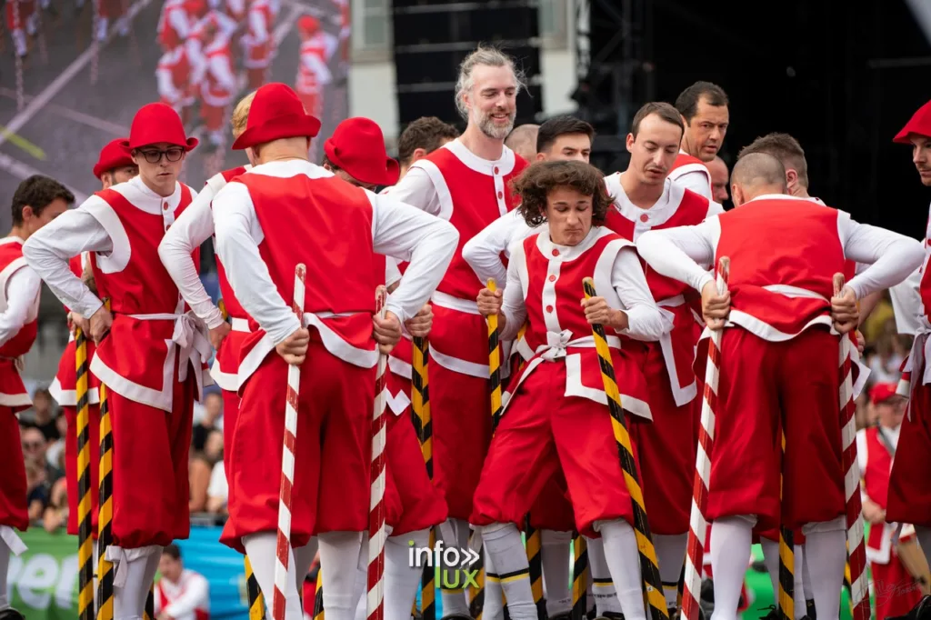 Namur > Fêtes de Wallonie > Photos avec les Échassiers