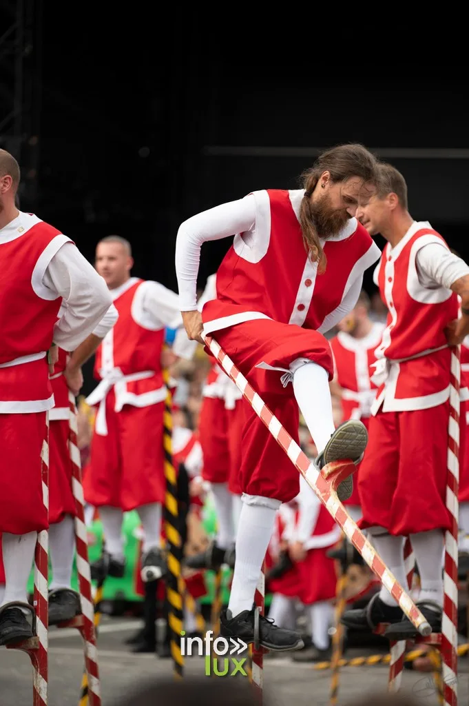 Namur > Fêtes de Wallonie > Photos avec les Échassiers