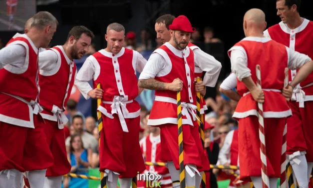 Namur > Fêtes de Wallonie > Photos avec les Échassiers