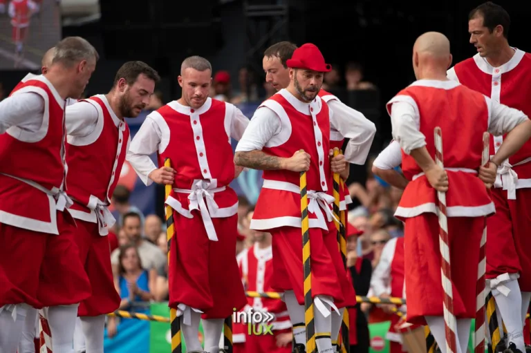 Fêtes de Wallonie, les échassiers, Namur (2023) : reportage photo de Laurent Gallez