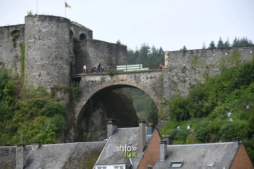 u cœur des Ardennes belges, la cité de Bouillon s'anime chaque année au rythme des festivités médiévales, plongeant ses visiteurs dans un univers d'antan où chevaliers, troubadours et artisans reprennent vie. Grâce à un récent reportage photographique, nous vous embarquons dans ce voyage temporel où tradition et festivités se conjuguent à merveille